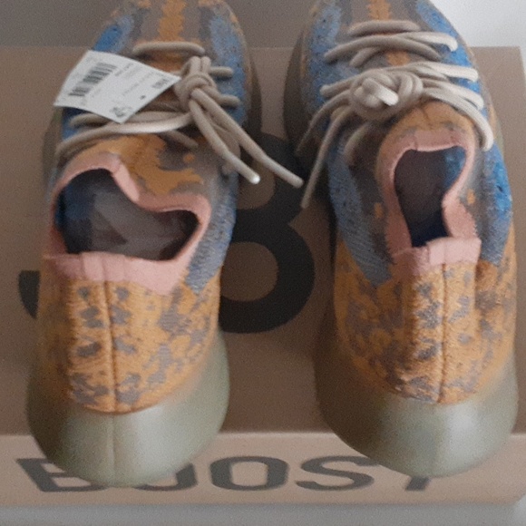 Adidas Yeezy Boost 380 - Picture 3 of 5